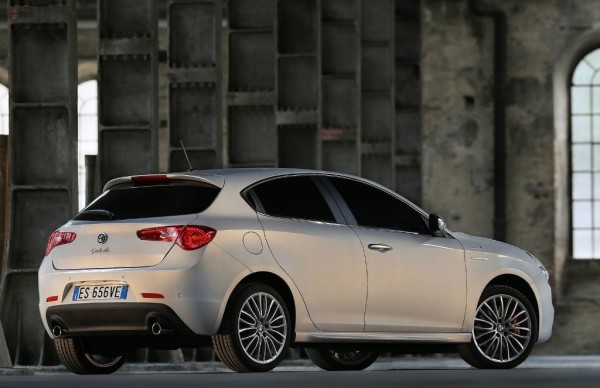 Alfa_Romeo-Giulietta_2014_1600x1200_wallpaper_1c
