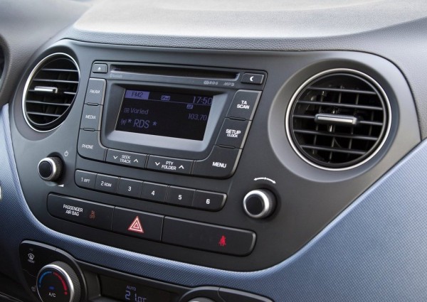 Hyundai-i10_2014_1024x768_wallpaper_58