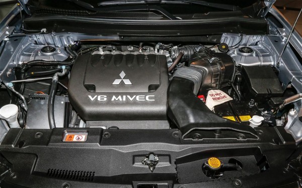 Mitsubishi-Outlander-engine