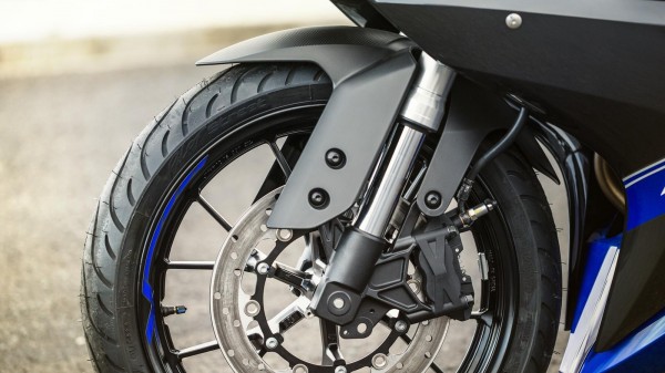 Yamaha’s 2015 YZF-R125 b