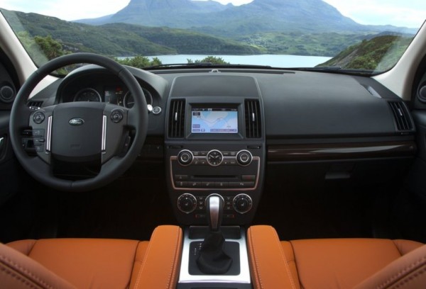 Land_Rover-Freelander_2_2013_800x600_wallpaper_0a