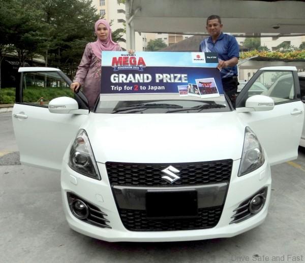 Suzuki Mega Roadshow Lucky Draw Grand Prize Winner Pn Syahrida Deha and husband En Roslan Talib