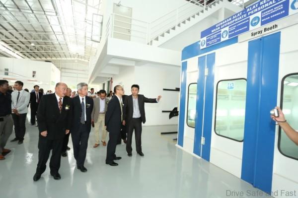 09 Ban Lee Heng MD_Honda Malaysia Head of Spare Parts and Honda MD and CEO receiving an explanation on the technology used at the Spray Booth