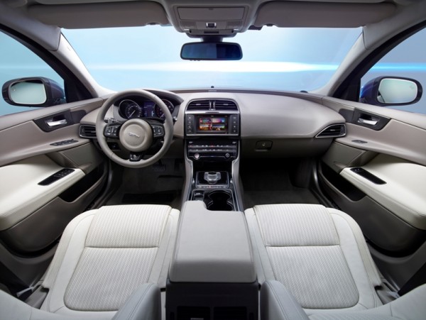 JAGUAR_XE_PORTFOLIO_INT_03