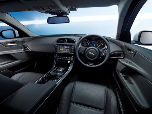 JAGUAR_XE_PRESTIGE_INT_01