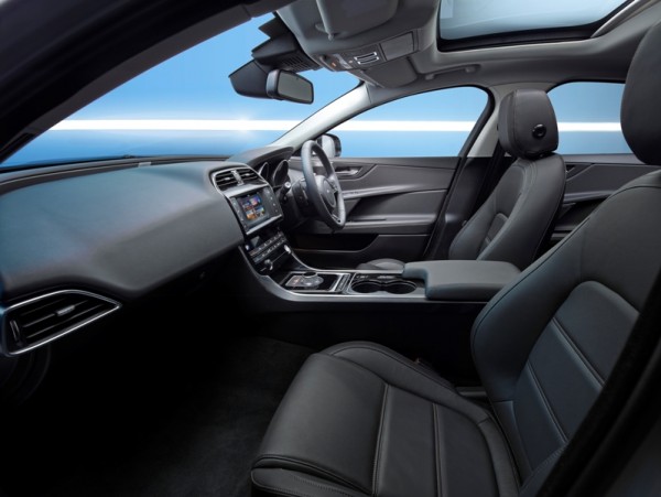 JAGUAR_XE_PRESTIGE_INT_02