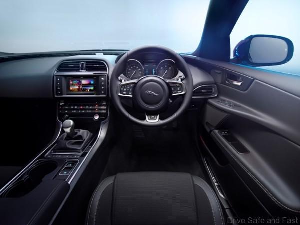 JAGUAR_XE_R_SPORT_INT_03