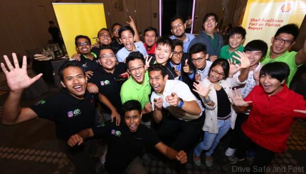 Shell Eco-marathon Asia students learn survey results from Shell FuelSave ambassador Fahrin Ahmad