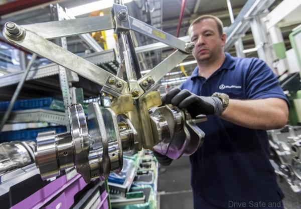 Mercedes-Benz Werk Berlin, Deutschland: Montage der Kurbelwelle im Mercedes-Benz V6 Dieselmotor OM642. / Mercedes-Benz Berlin plant, Germany: Assembly of crankshaft in Mercedes-Benz V6 diesel engine OM642.