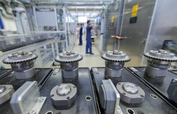 Mercedes-Benz Werk Berlin, Deutschland: Montage Nockenwellenversteller. / Mercedes-Benz Berlin plant, Germany: Assembly of camshaft adjusters.