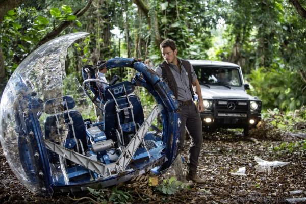 Chris Pratt und die Mercedes-Benz G-Klasse am Set von Jurassic World. // Chris Pratt and the Mercedes-Benz G-Class on the set of Jurassic World.