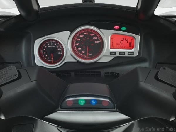 Aprilia SR Max 300_025