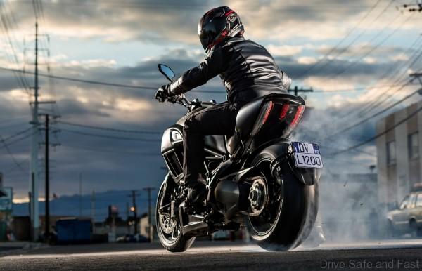 alcantara_ducati-diavel1