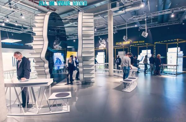 Mercedes-Benz startet Demografie-Initiative in der Produktion: Eröffnung der Ausstellung EY ALTER im Universum®Bremen.