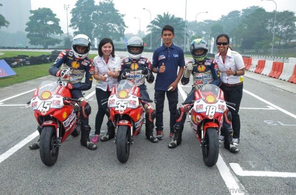 Shell Associate Brand and Communications Manager Jamie Lai (2nd left) and Shell Advance Brand Manager Desiree Cheng (R) posing with the ATC riders who turned up to support the event