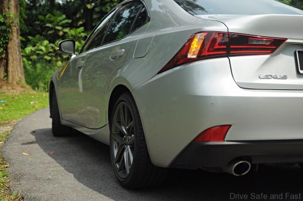 Lexus IS 200t Side down