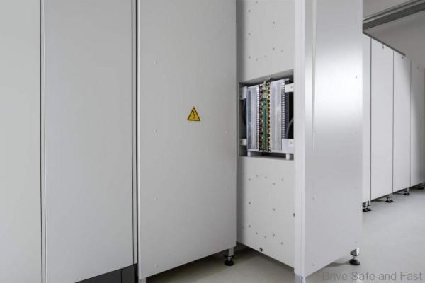 Aus dem Auto ans Netz: Der erste industrielle Großspeicher von Daimler ist bereits am Netz und wird zur Stabilisierung und Glättung von Lastspitzen im Deutschen Stromnetz genutzt.