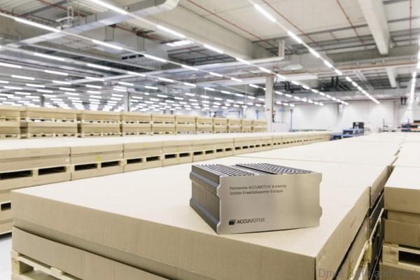 Daimler und enercity machen Ersatzteillager zum Energiespeicher/Daimler and enercity turning spare parts store into battery store