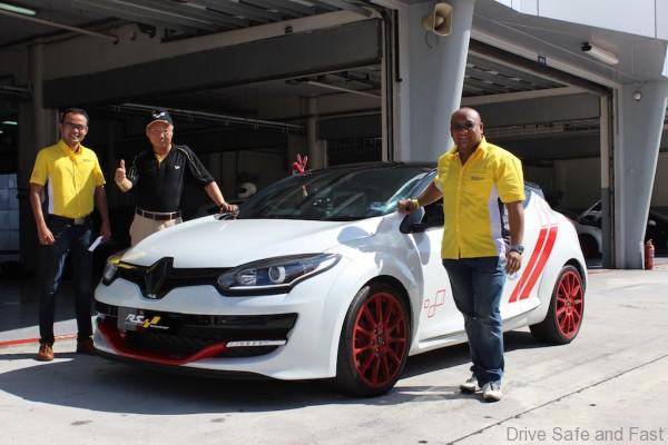 Mr Kuan Kim Luen (centre) and TCEC employees with the Megane R.S Trophy-R @ Renault Sport Track Day