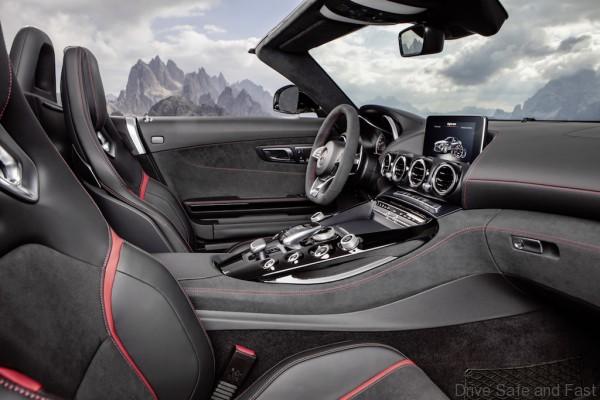 AMG GT Roadster (R 190), 2016; Exterieur: designo diamantweiß bright; Interieur: Leder Nappa Exklusiv schwarz/ red pepper ;Kraftstoffverbrauch kombiniert: 9,4 l/100 km, CO2-Emissionen kombiniert: 219 g/km AMG GT Roadster (R 190), 2016; exterior: designo diamond white bright; interior:Nappa leather exclusive black/red pepper; fuel consumption, combined: 9.4 l/100 km; combined CO2 emissions: 219 g/km