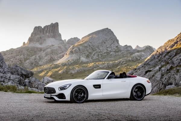 AMG GT Roadster (R 190), 2016; Exterieur: designo diamantweiß bright; Interieur: Leder Nappa Exklusiv schwarz/ red pepper ;Kraftstoffverbrauch kombiniert: 9,4 l/100 km, CO2-Emissionen kombiniert: 219 g/km AMG GT Roadster (R 190), 2016; exterior: designo diamond white bright; interior:Nappa leather exclusive black/red pepper; fuel consumption, combined: 9.4 l/100 km; combined CO2 emissions: 219 g/km