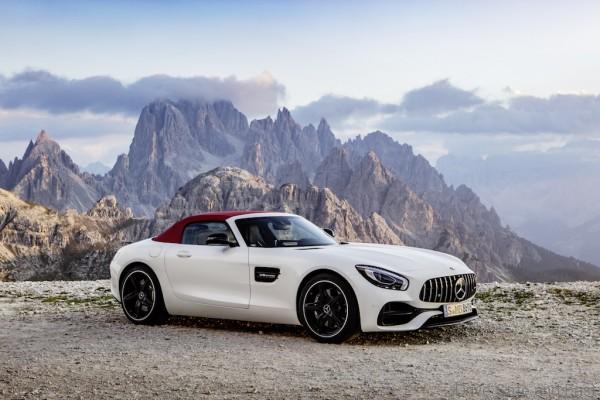 AMG GT Roadster (R 190), 2016; Exterieur: designo diamantweiß bright; Interieur: Leder Nappa Exklusiv schwarz/ red pepper ;Kraftstoffverbrauch kombiniert: 9,4 l/100 km, CO2-Emissionen kombiniert: 219 g/km AMG GT Roadster (R 190), 2016; exterior: designo diamond white bright; interior:Nappa leather exclusive black/red pepper; fuel consumption, combined: 9.4 l/100 km; combined CO2 emissions: 219 g/km