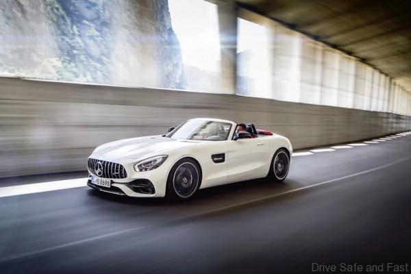 AMG GT Roadster (R 190), 2016; Exterieur: designo diamantweiß bright; Interieur: Leder Nappa Exklusiv schwarz/ red pepper ;Kraftstoffverbrauch kombiniert: 9,4 l/100 km, CO2-Emissionen kombiniert: 219 g/km AMG GT Roadster (R 190), 2016; exterior: designo diamond white bright; interior:Nappa leather exclusive black/red pepper; fuel consumption, combined: 9.4 l/100 km; combined CO2 emissions: 219 g/km