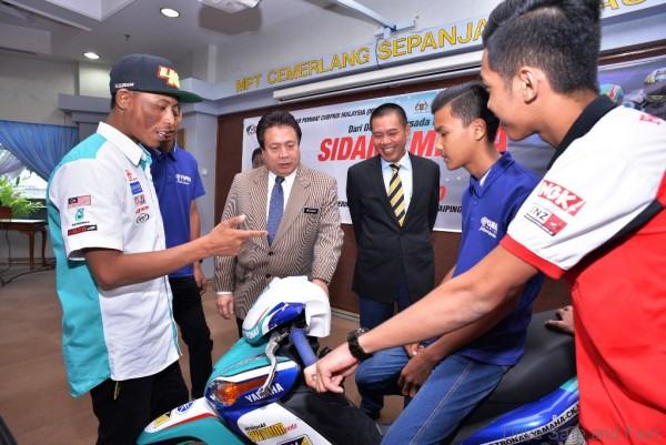 fazli-kiri-memberi-penjelasan-tentang-jentera-perlumbaan-kepada-yang-dipertua-majlis-perbandaran-taiping-dato-hj-abdul-rahim-md-arif-tiga-kiri-dan-ahli-majlis-mpt-dato-ton-zailani-tiga-kanan