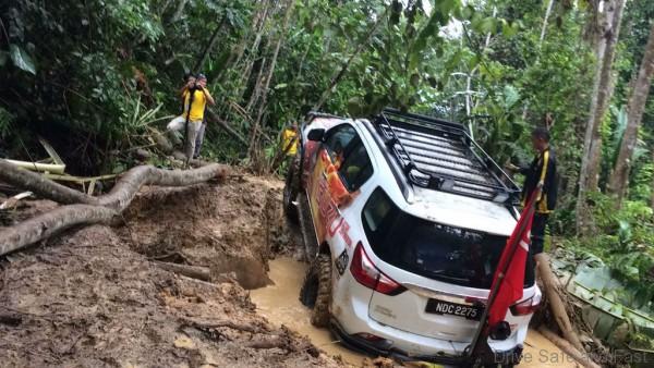 the-isuzu-mu-x-monster-took-every-challenge-on-the-trail-with-aplomb