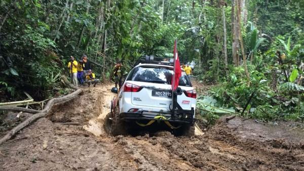 the-isuzu-mu-x-tackling-a-deep-water-filled-hole