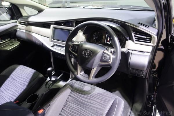toyota-corolla-altis-innova-20