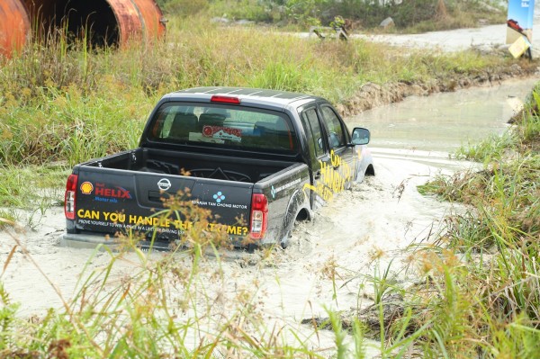 A Shell Helix contest finalist taking a Nissan Navarra through a water hazard_6