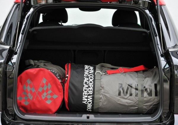 Mini-Countryman_John_Cooper_Works_2013_1024x768_wallpaper_9c