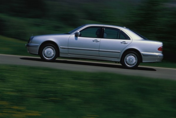 mercedesbenz_eclasssedan_w210_ser1_11