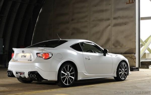 Toyota-GT86_TRD_2014_800x600_wallpaper_04