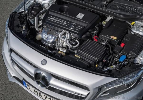 Mercedes-Benz-GLA45_AMG_2015_800x600_wallpaper_0a