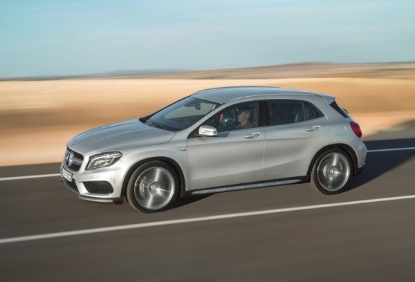 Mercedes-Benz-GLA45_AMG_2015_800x600_wallpaper_0c