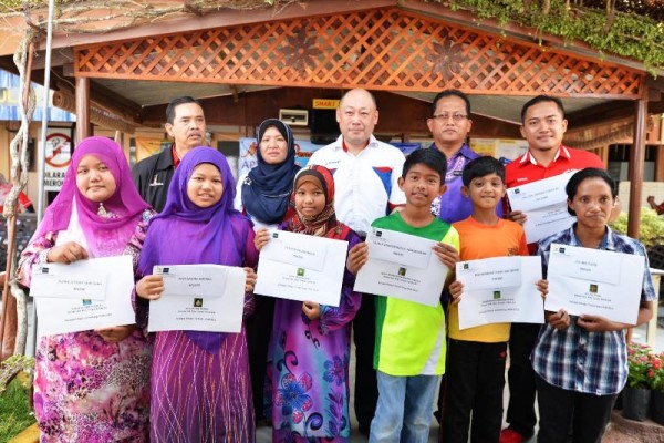 Suzuki Best UPSR 2013 Results Students with SMA team & SK Sg Judah Teachers_05