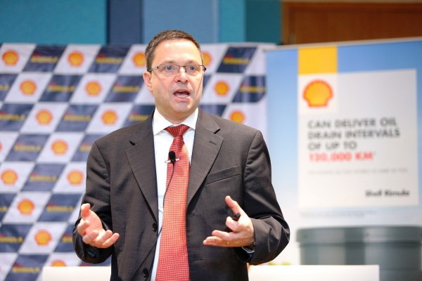 Shell GM of Commercial & Industry Fuels & Lubricants Technology Dr Richard Tucker speaking on the concept of smarter mobility to address fuel economy challenges