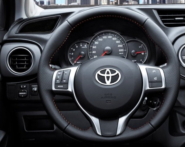 Toyota-Yaris_2012_800x600_wallpaper_53