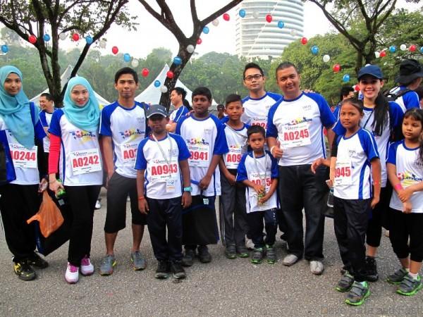 Hyundai SDM staff with children from HOPE