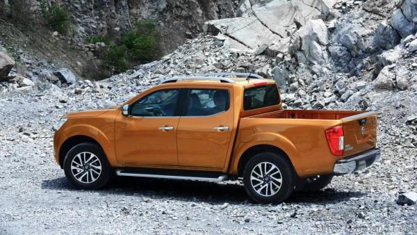 Nissan-Navara-interior-3