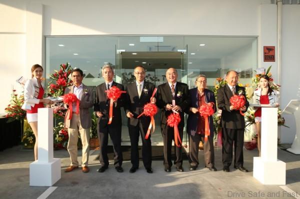 05 VIPs cutting the ribbon to officiate the opening of Ban Lee Heng Motor Body and Paint Centre