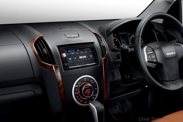 ARTIC Blaupunkt Multimedia DVD Player System with Reverse Camera