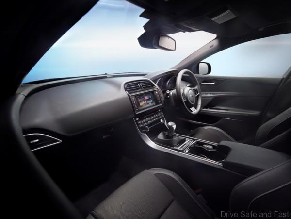 JAGUAR_XE_R_SPORT_INT_01