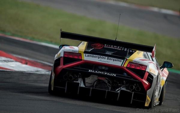 Lamborghini photo at LamboCARS.com