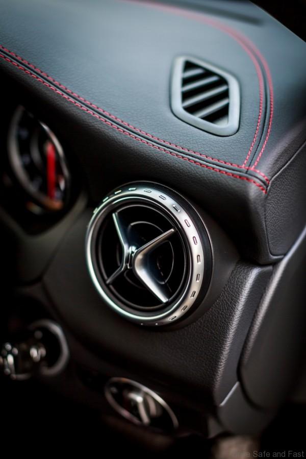 Mercedes-Benz GLA 45 AMG_Interior (3)