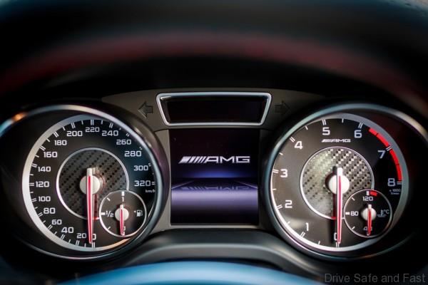 Mercedes-Benz GLA 45 AMG_Interior (4)