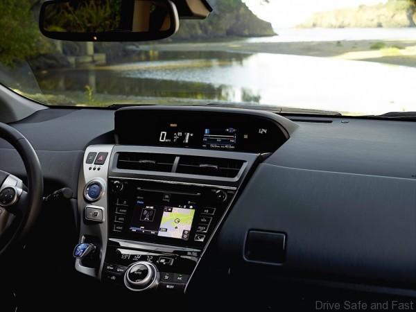 toyota-prius-v-2015_7