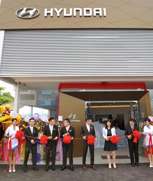 Hyundai Showroom Plaque3